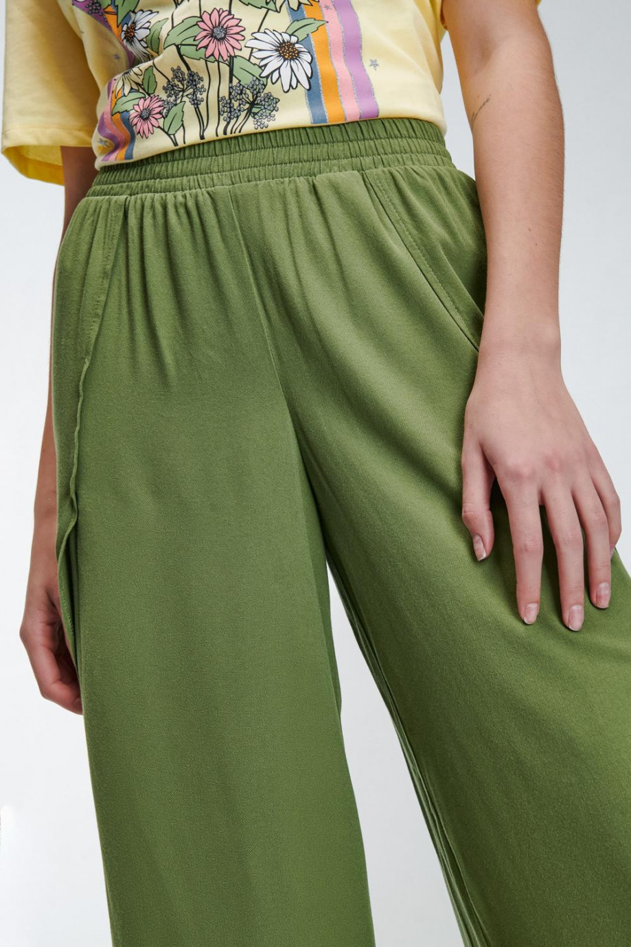 Pantalón verde oscuro tipo culotte con bolsillos y abertura en botas