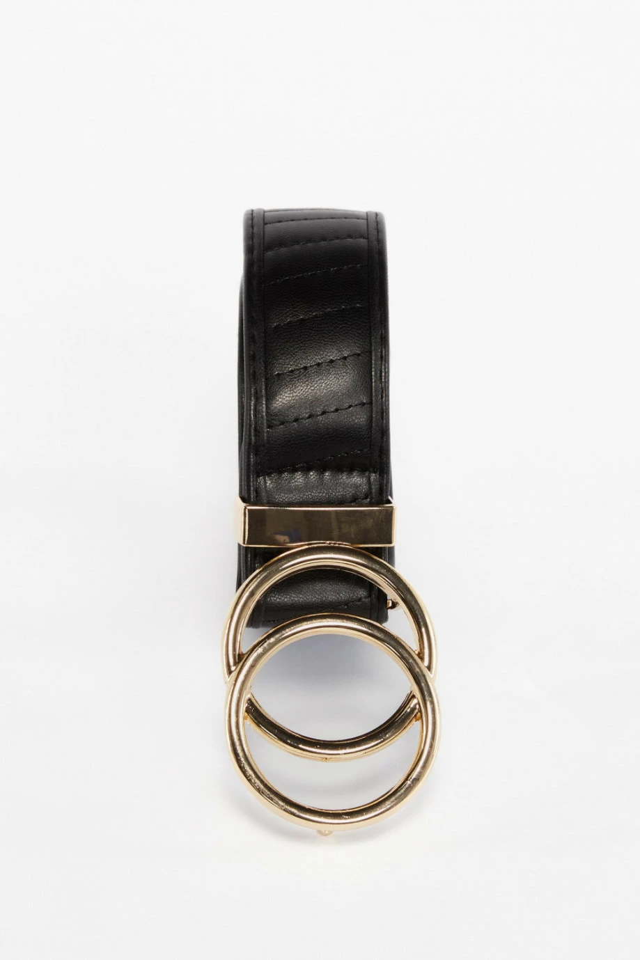Cinturón en cuerina negro con texturas y hebilla redonda dorada