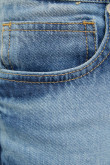 Bermuda en jean azul claro con bolsillos y doblez en bordes