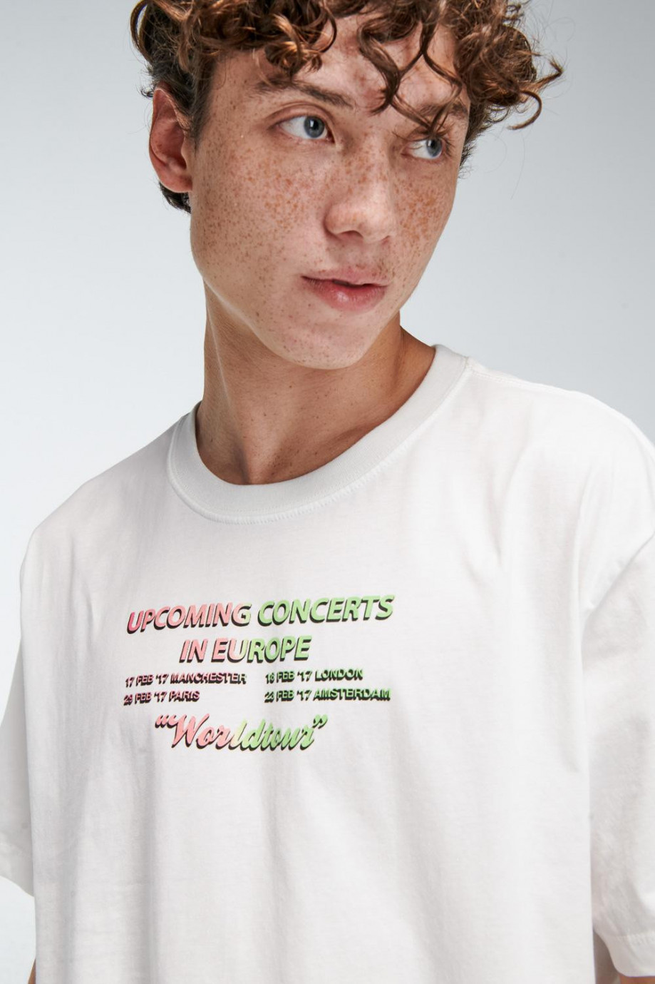 Camiseta cuello redondo oversize unicolor con diseños coloridos