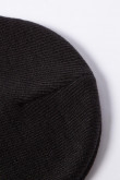 Gorro tejido negro con texto blanco bordado y texturas de canal