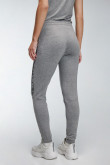 Pantalón jogger gris medio con bolsillos y estampados laterales