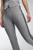 Pantalón jogger gris medio con bolsillos y estampados laterales