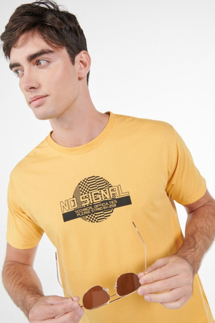 Camiseta amarilla oscura cuello redondo con estampado negro en frente