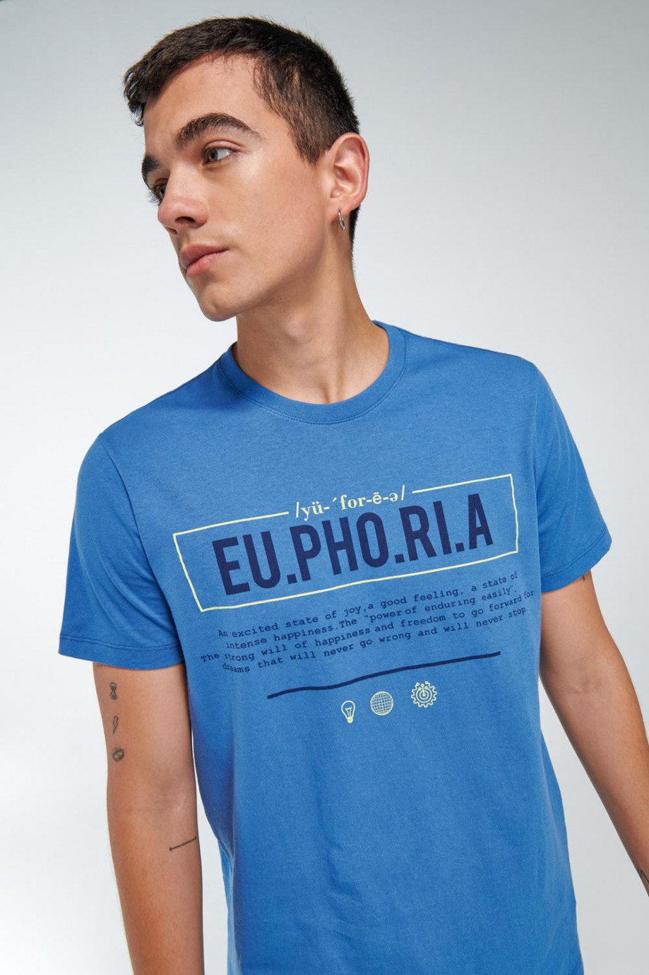 Camiseta unicolor con textos estampados y cuello redondo