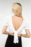 Blusa blanca manga corta aglobada con escote en espalda