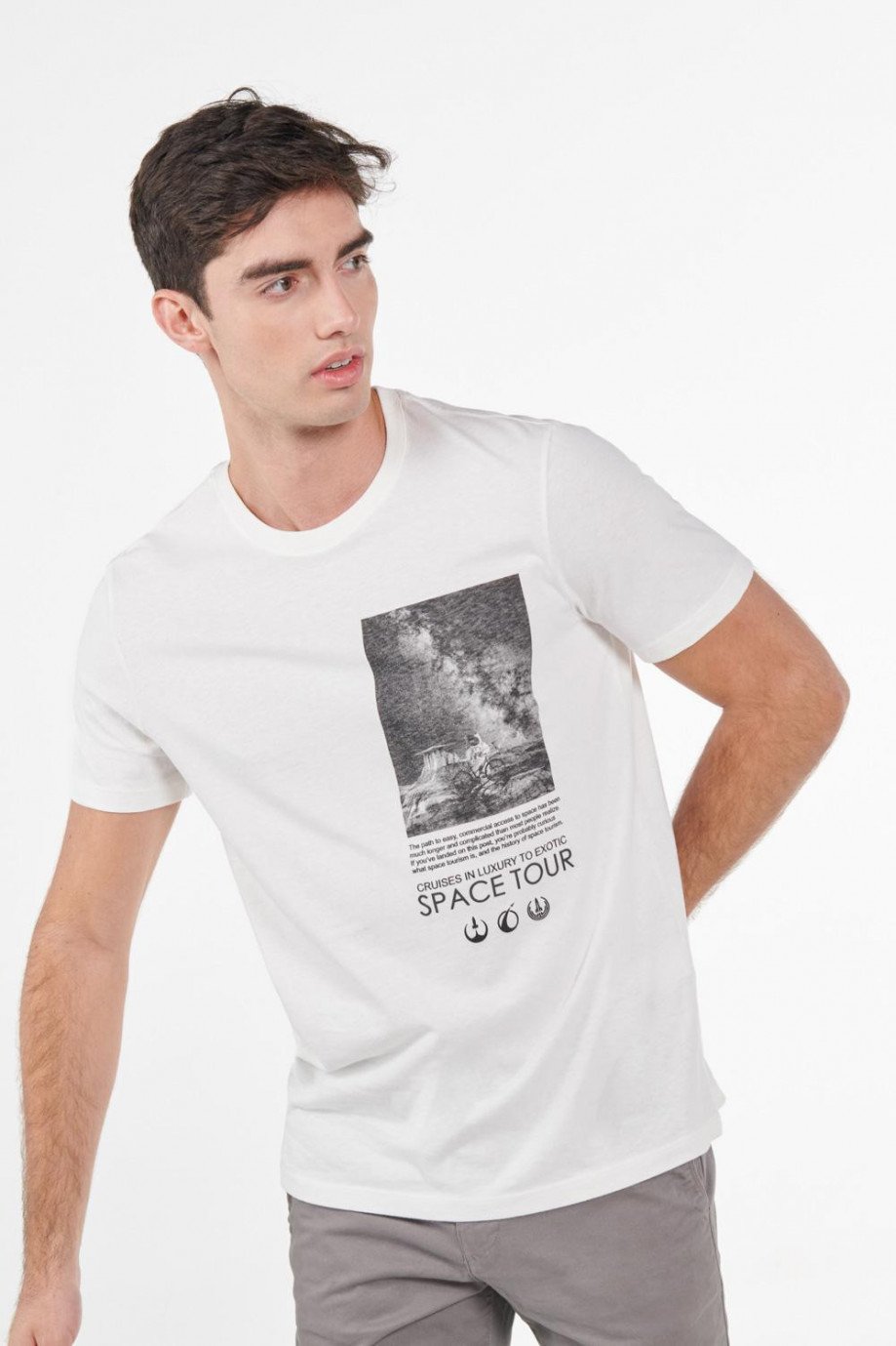 Camiseta manga corta unicolor con diseño en frente