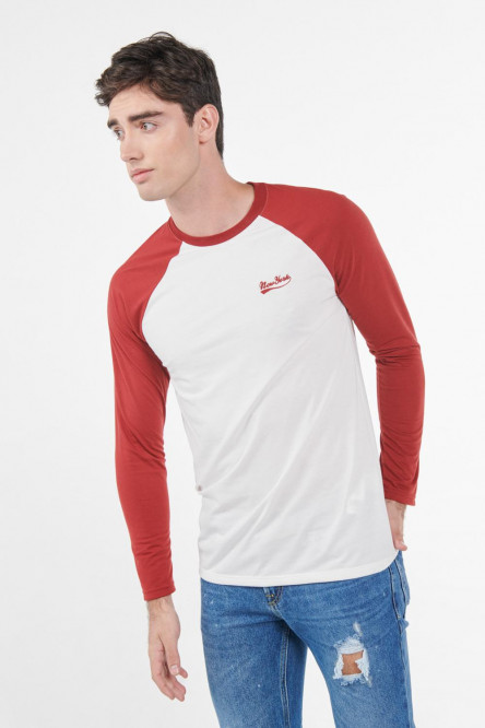 Camiseta estampada masculina, cuello redondo y manga larga.