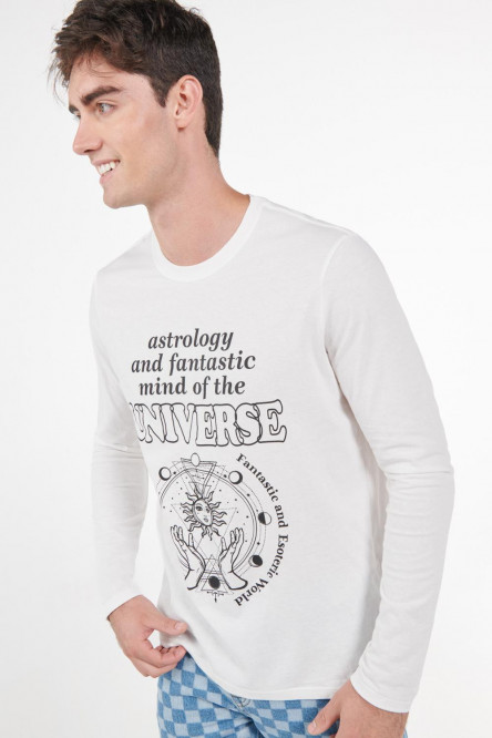 Camiseta unicolor con estampado en frente y mangas largas