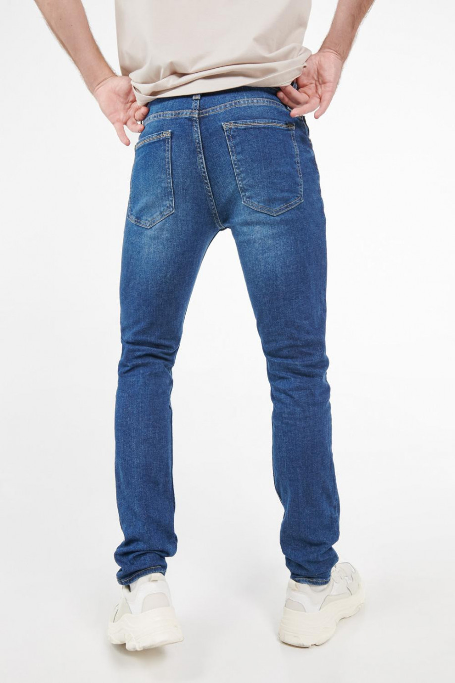 Jean azul oscuro slim con costuras en contraste y desgastes de color