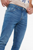 Jean azul tipo skinny con botón en la cintura y tiro bajo
