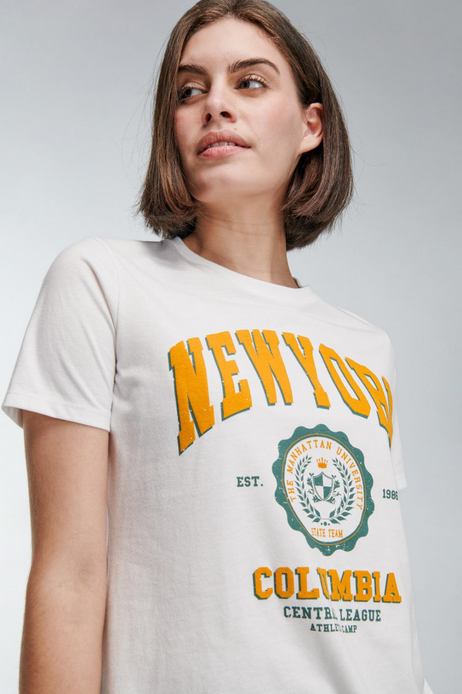Camiseta crema clara cuello redondo con estampado college de New York