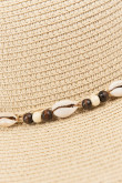 Sombrero kaky claro tejido con detalles decorativos y ala ancha