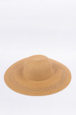 Sombrero café claro tejido con ala ancha y diseños en contraste