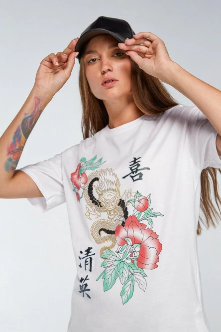 Camiseta manga corta blanca con estampado de dragón con flores