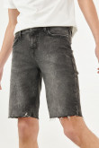 Bermuda gris oscuro en jean con bordes deshilados