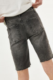 Bermuda gris oscuro en jean con bordes deshilados
