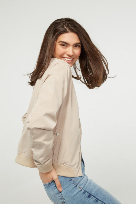 Chaqueta bomber unicolor con bolsillos de ribete