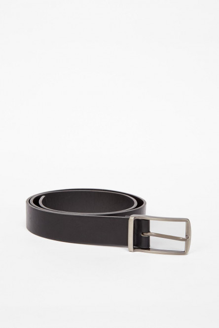 Cinturón para hombre en color negro, es liso y tiene hebilla cuadrada metálica.