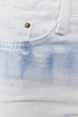 Short blanco en jean con detalles desteñidos y bordes deshilados