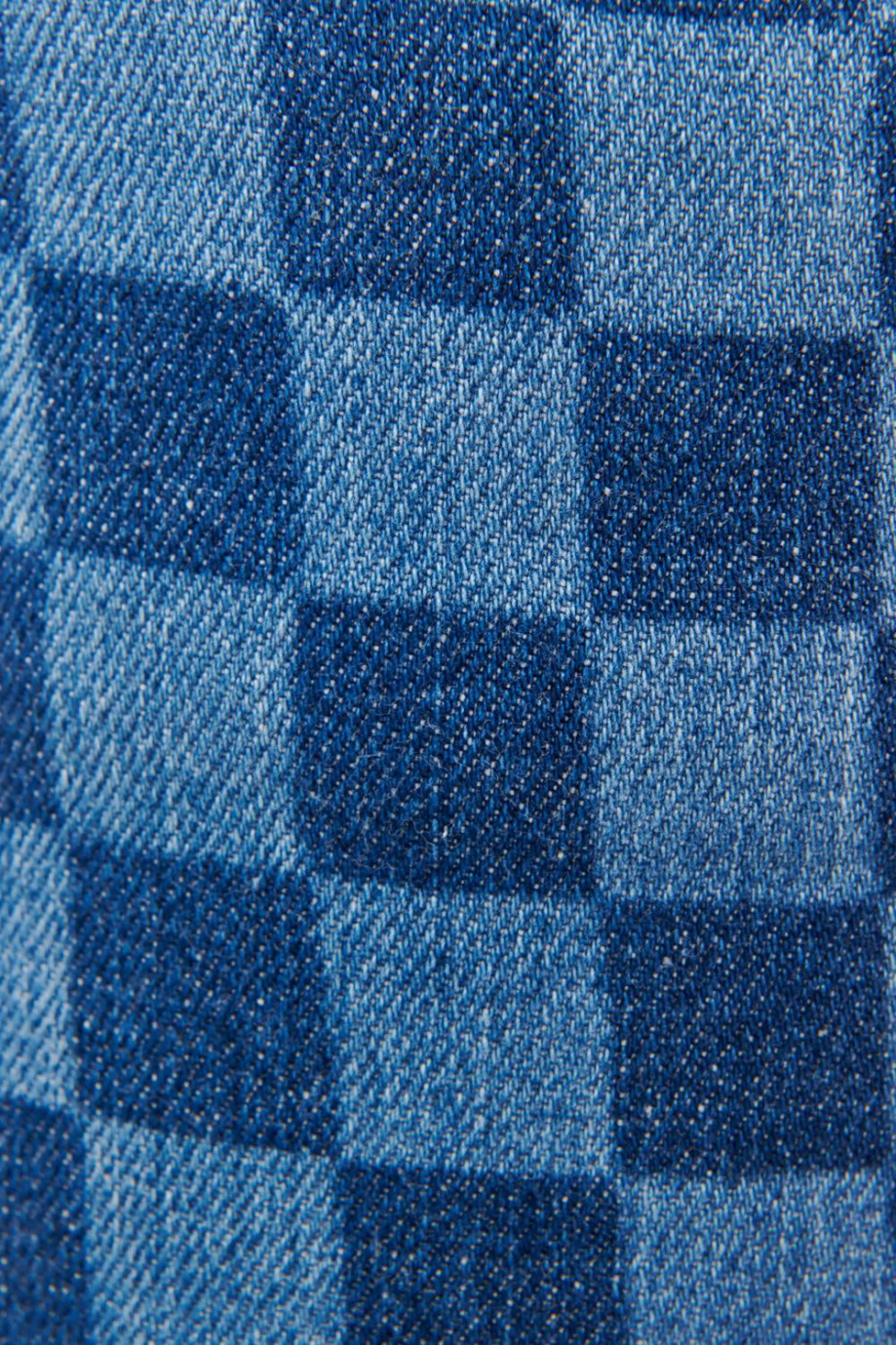 Short azul oscuro en jean con diseño de cuadros estampados