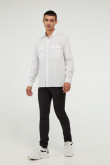Camisa manga larga unicolor con doble bolsillo con tapa