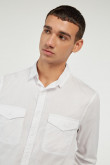 Camisa manga larga unicolor con doble bolsillo con tapa