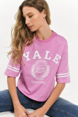 Camiseta rosada intensa cuello redondo con diseños college blancos de Yale