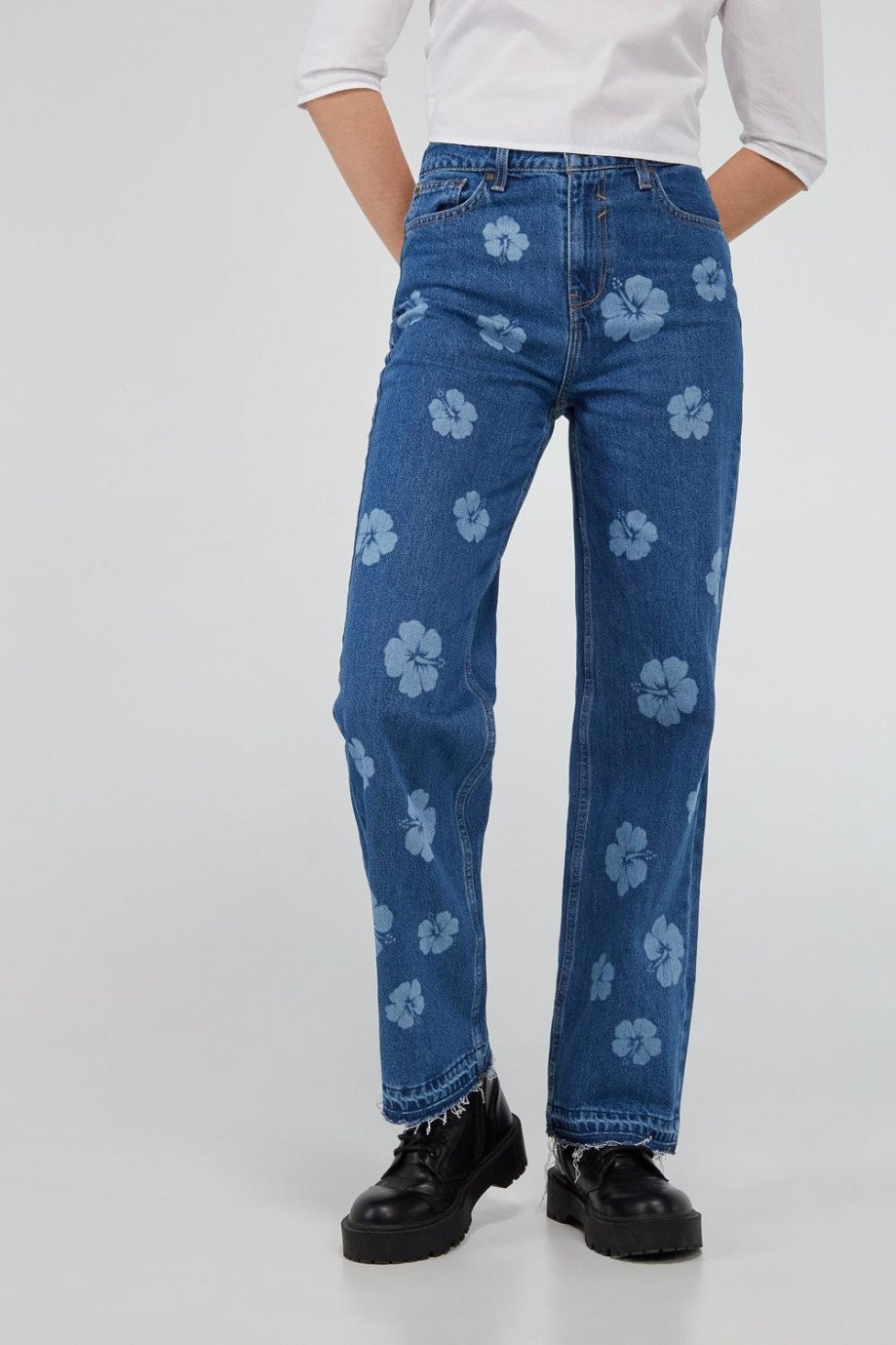 Jean ancho 90´S tiro alto azul medio con diseños de flores