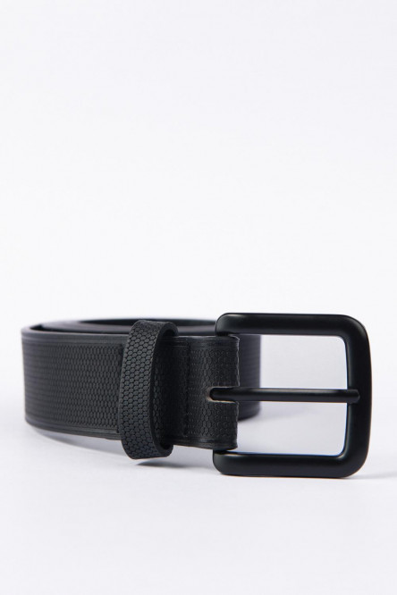 Cinturón para hombre en color negro, con textura y hebilla cuadrada metálica.