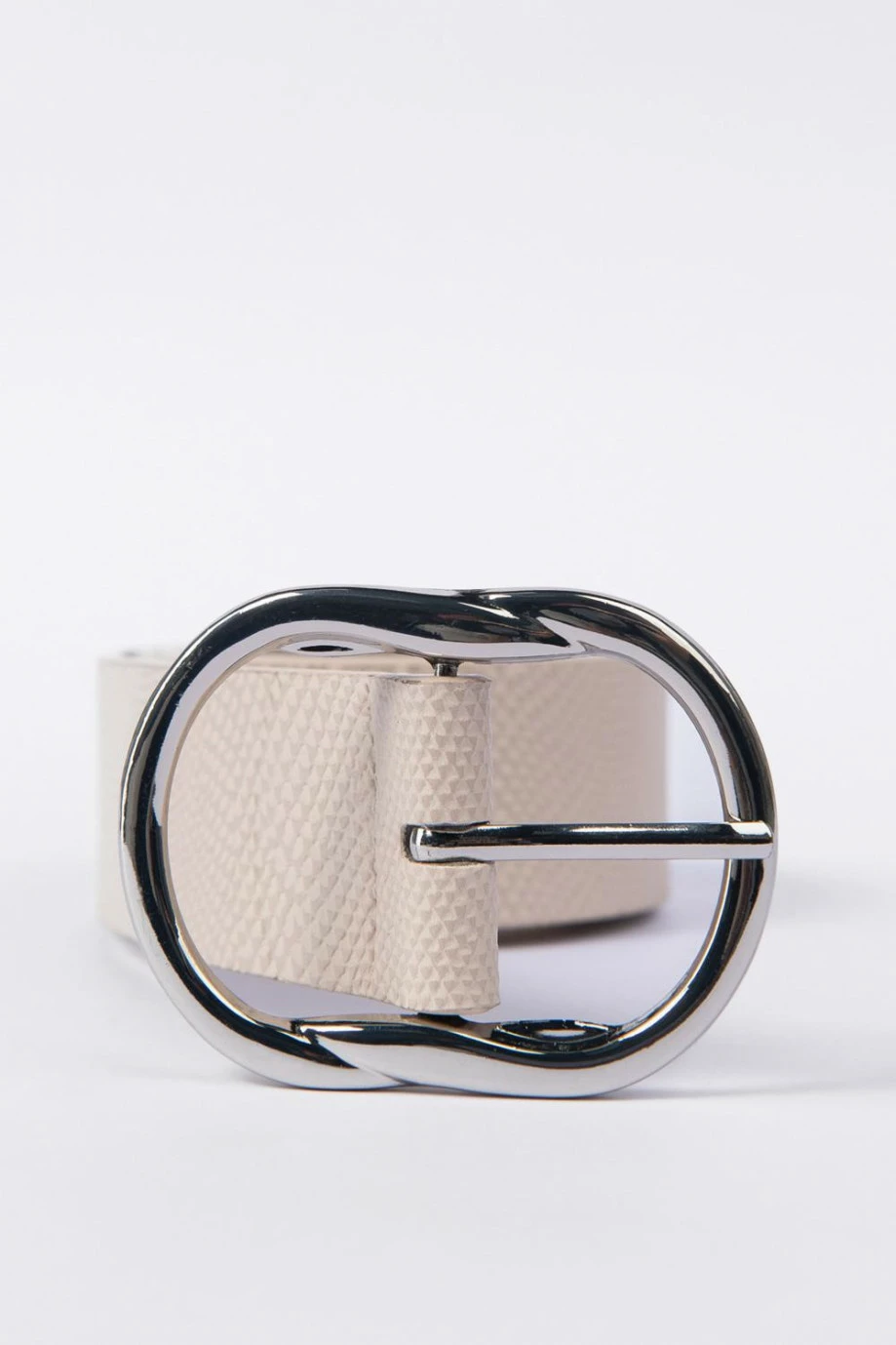 Cinturón para mujer en color crema claro con  textura y hebilla sencilla.