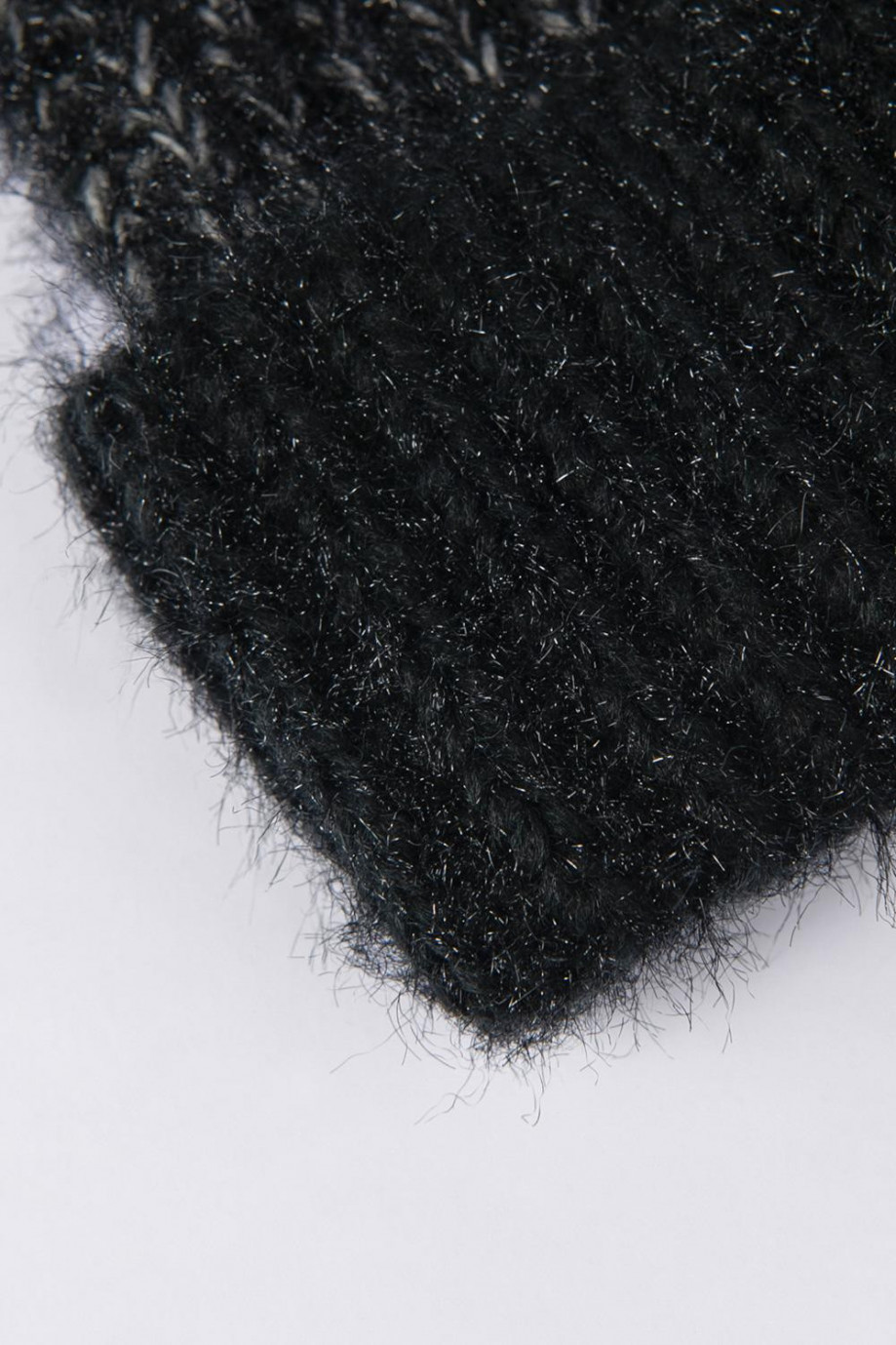 Gorro negro en tejido trenzado con doblez ajustable