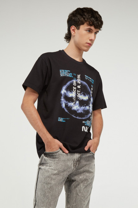 Camiseta negra con estampado de NASA y manga corta