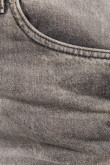 Jean mom gris oscuro con 5 bolsillos y desgastes de color localizados
