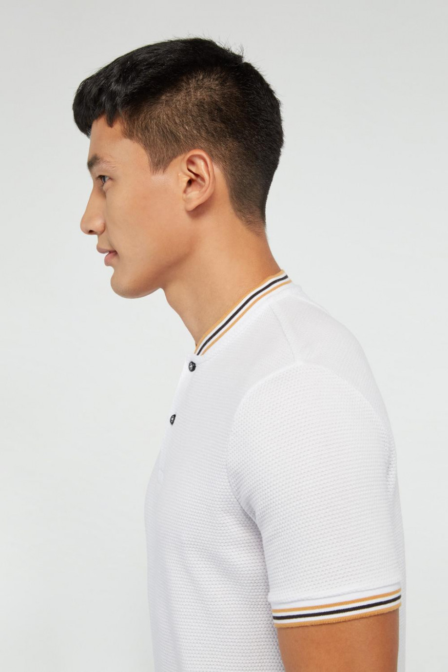 Camiseta polo blanca con cuello y puños tejidos con rayas