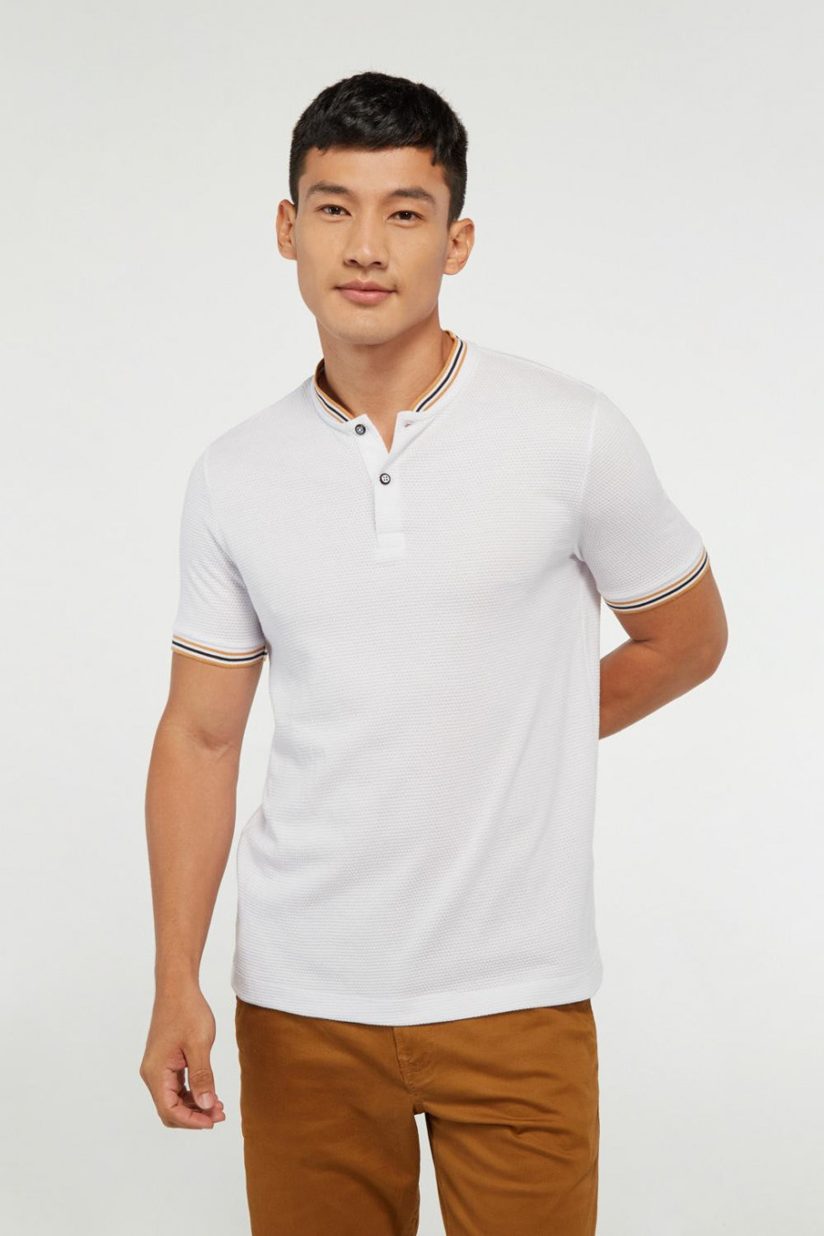Camiseta polo blanca con cuello y puños tejidos con rayas