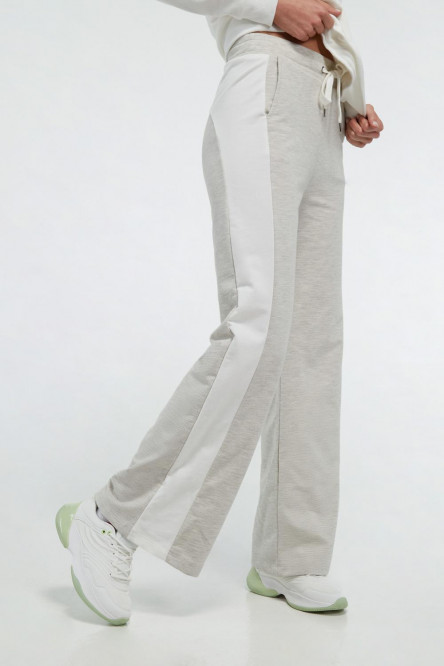 Pantalón jogger gris medio con cortes de color y bolsillos