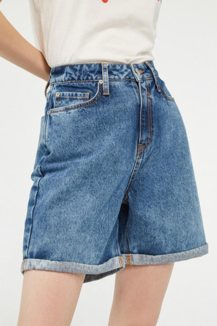 Short azul medio en jean con doblez en bordes inferiores