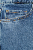 Short azul medio en jean con doblez en bordes inferiores