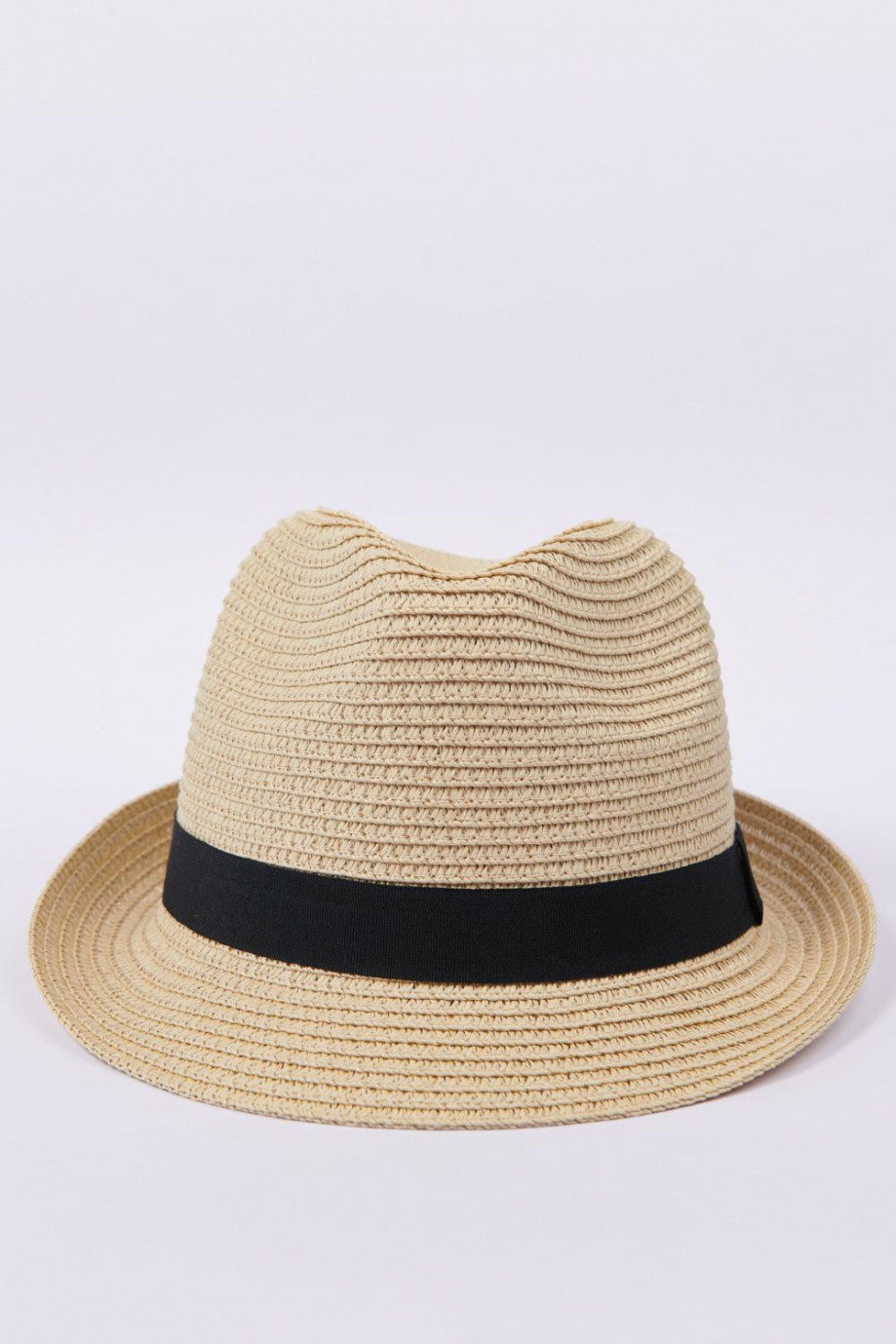 Sombrero crema claro con cinta decorativa negra y ala corta