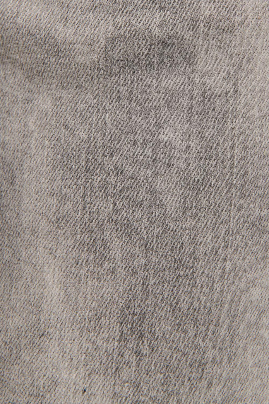 Jean gris oscuro tipo slim tiro bajo con hilos en contraste
