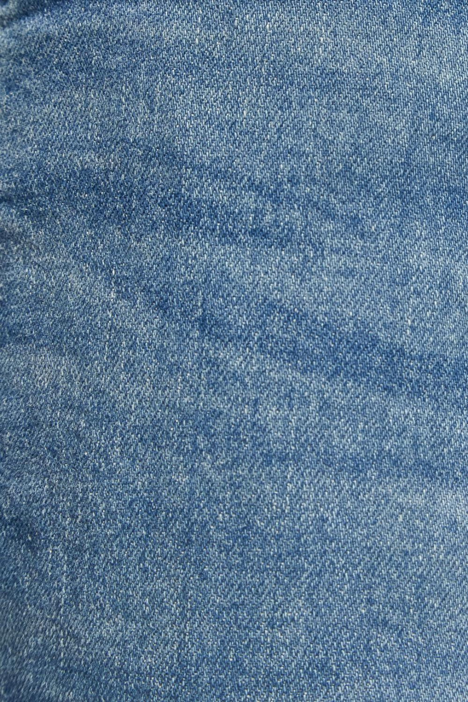 Jean skinny azul claro tiro bajo con botón metálico en la cintura