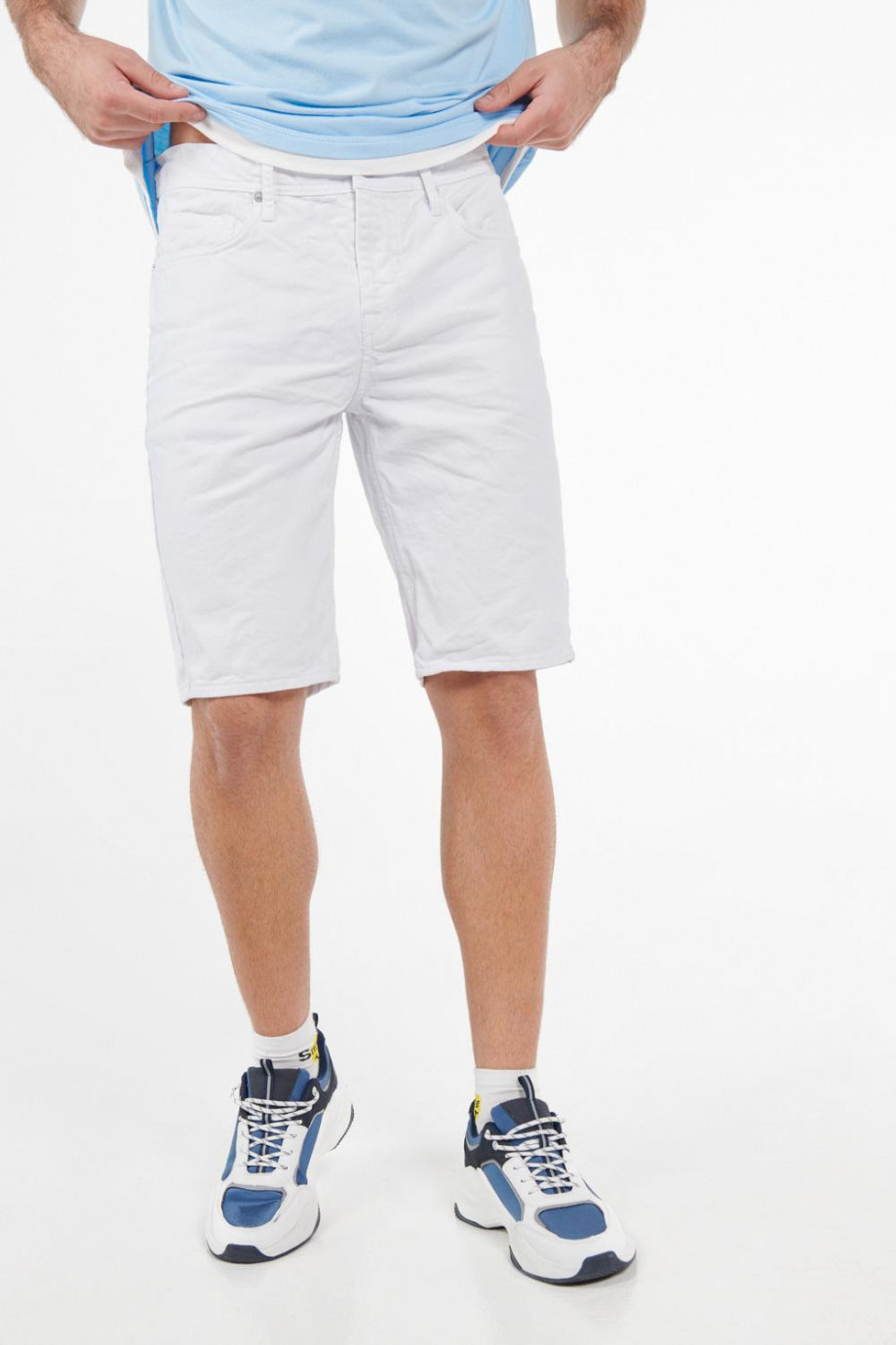 Bermuda blanca en jean con bolsillos y tiro bajo