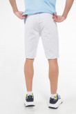 Bermuda blanca en jean con bolsillos y tiro bajo