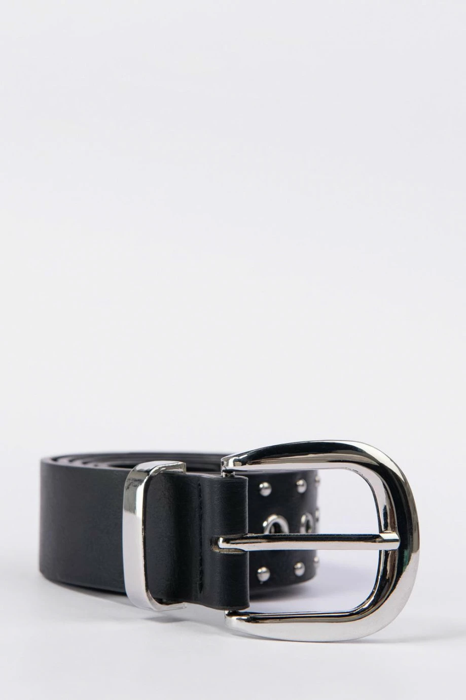 Cinturón sintético negro con hebilla cuadrada y taches y ojales metálicos
