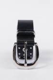 Cinturón sintético negro con hebilla cuadrada y taches y ojales metálicos