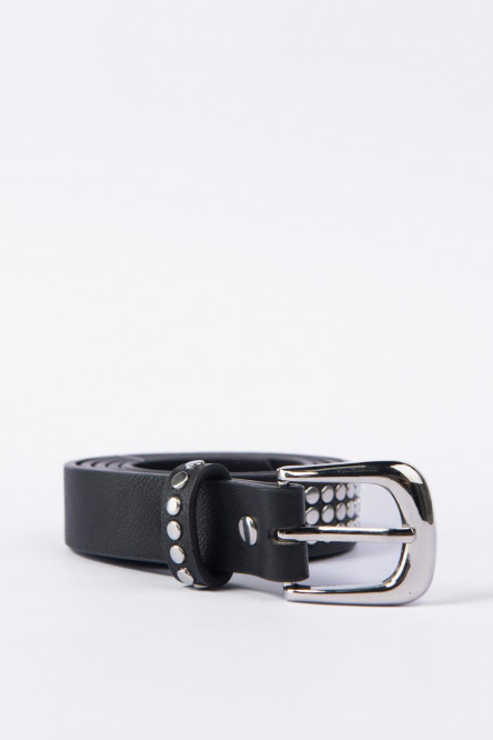 Cinturón para mujer en color negro con taches y hebilla metalica sencilla.