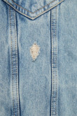 Chaqueta azul medio en jean con rotos y bolsillos de parche