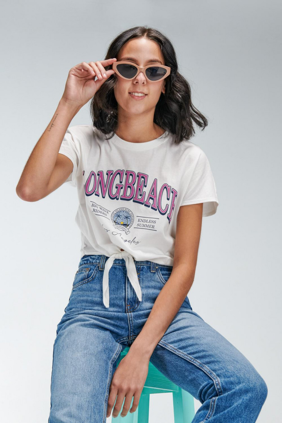 Camiseta manga corta crema clara con diseño college y cintas para anudar