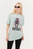 Camiseta oversize cuello redondo verde con diseño de NASA